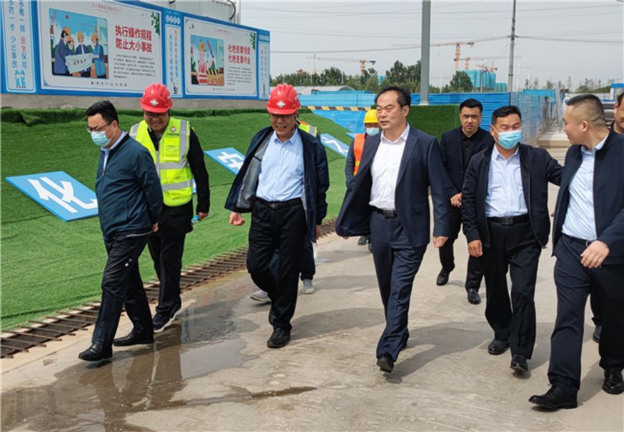 聊城市政府副秘书长高铁新区发展服务中心主任郭志刚到集团聊城西关街