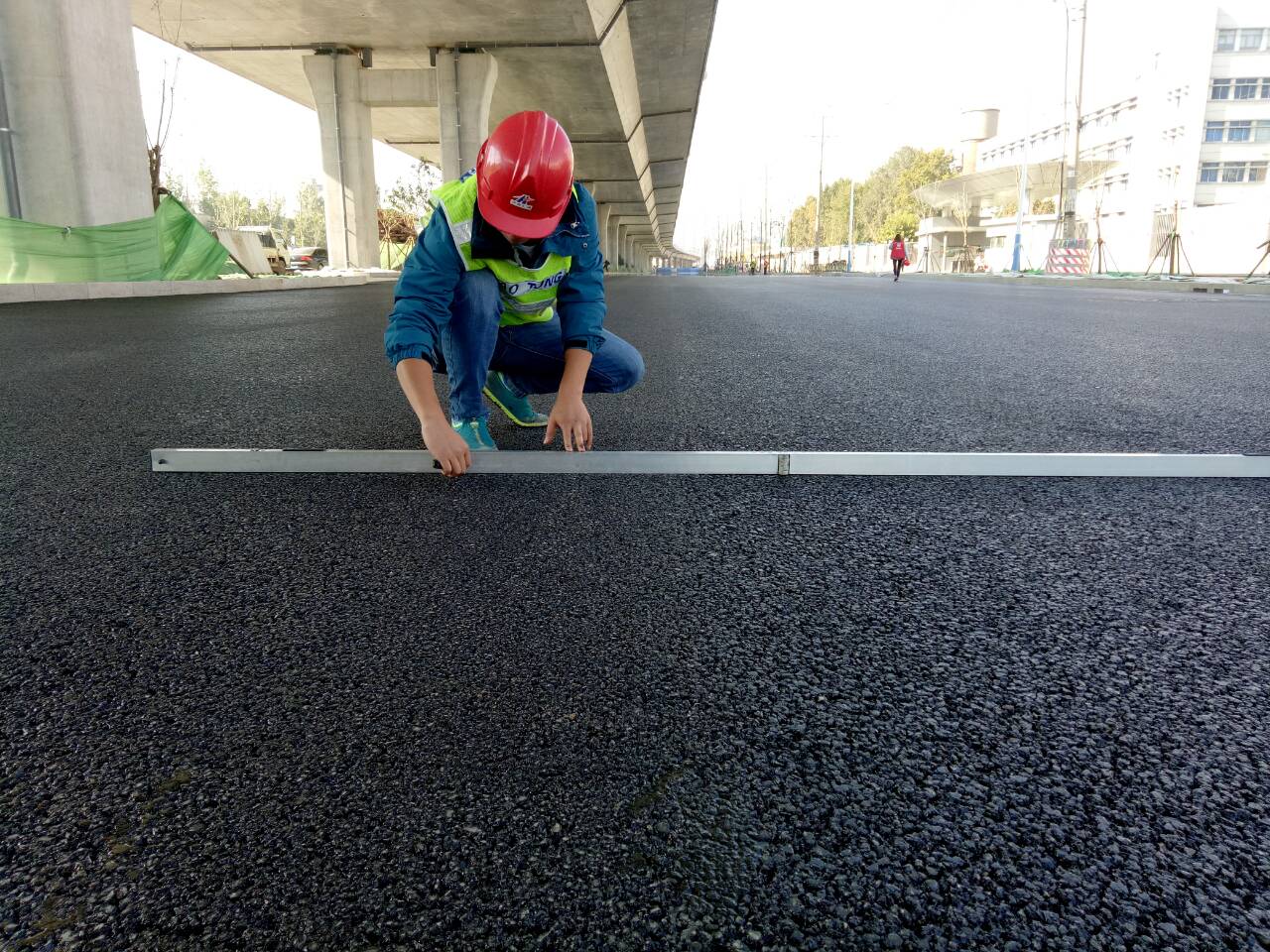工业北路全面开启地面道路沥青上面层摊铺施工-济南城建集团有限公司