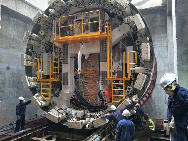 集团"奋进三号"盾构机顺利下井-济南城建集团有限公司